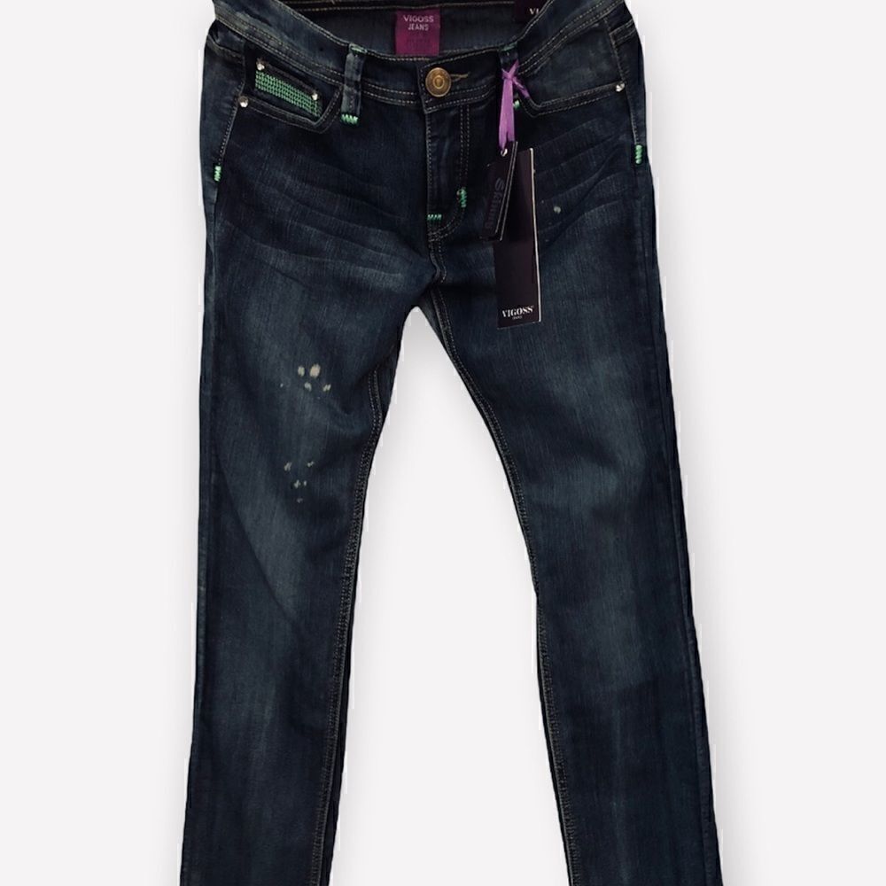 Girls skinny Vigoss jeans green stitching, back pockets beaded green accents.